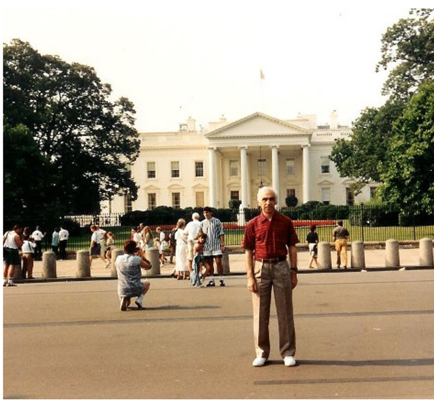 1993 г. Вашингтон. Л. Л. Полевой у Белого дома
