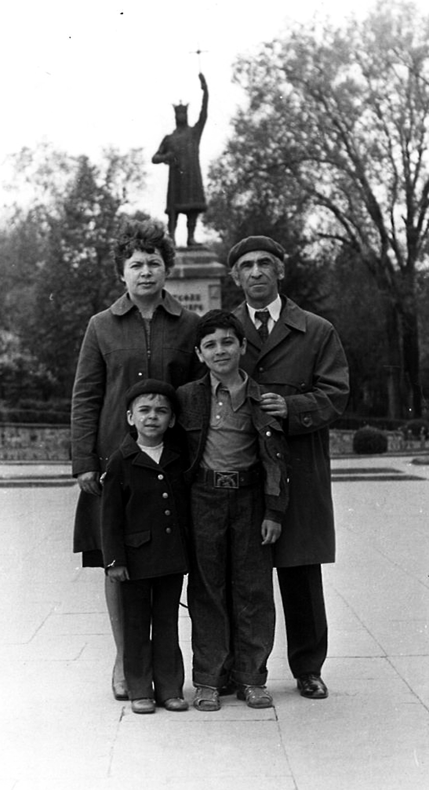 1980 г. Кишинёв. С семьей у памятника Стефану Великому